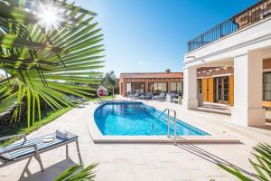 une piscine au milieu d'une cour avec une maison dans l'établissement Ferienhaus mit Privatpool für 10 Personen ca 310 qm in Barban, Istrien Bucht von Raša, à Barban