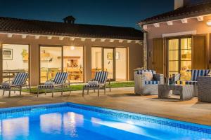 une piscine devant une maison dans l'établissement Ferienhaus mit Privatpool für 10 Personen ca 310 qm in Barban, Istrien Bucht von Raša, à Barban