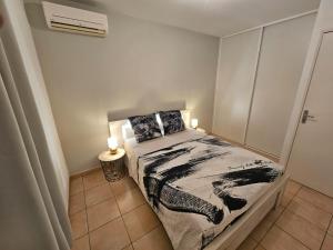 Postel nebo postele na pokoji v ubytování NEW Appart 2 chambres avec piscine proche aeroport + 9 fotografií