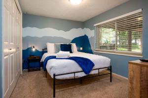 1 dormitorio con 1 cama con pared azul en Summit Sanctuary Mountain Escape, en Ogden