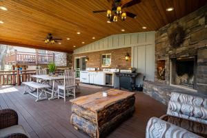 un gran patio al aire libre con mesa y chimenea en Summit Sanctuary Mountain Escape, en Ogden