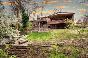 una casa con una escalera que conduce al patio delantero en Summit Sanctuary Mountain Escape, en Ogden