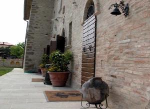 un edificio de ladrillo con un jarrón a un lado. en Ferienhaus für 25 Personen und 2 Kinder in Citta di Castello, Trasimenischer See, en Città di Castello