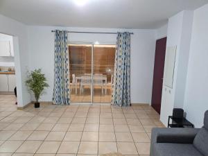 Posezení v ubytování NEW Appart 2 chambres avec piscine proche aeroport