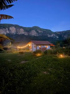 卡皮托利烏的住宿－Chale Vale das Cachoeiras，夜晚在田野里放灯的房子