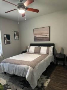- une chambre avec un lit et un ventilateur de plafond dans l'établissement Devine Livings at Hermann Park, à Houston