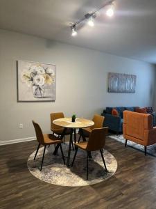 - une chambre avec une table, des chaises et un canapé dans l'établissement Devine Livings at Hermann Park, à Houston