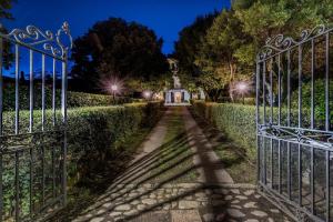 - un accès à un jardin avec une porte en fer dans l'établissement Ferienhaus für 10 Personen in Altopascio, Toskana Provinz Lucca, à Altopascio