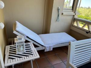 ein Krankenhausbett in einem Zimmer mit Fenster in der Unterkunft Primera Linea de Playa con Vistas al Mar in Isla Canela