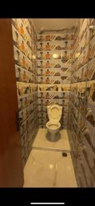 bagno con servizi igienici e parete di scarpe di K11SURF ad Aourir