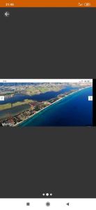 einen TV-Bildschirm mit einem Bild einer Insel in der Unterkunft Villa les pieds dans l'eau in Borgo