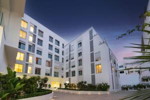een exterieurbeeld van een wit gebouw 's nachts bij studio cosy Maarif stade med V in Casablanca