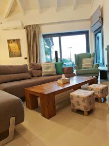een woonkamer met een bank en een salontafel bij Alexiou Luxury Villa in Aigio