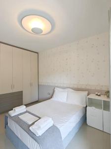 Een bed of bedden in een kamer bij Alexiou Luxury Villa