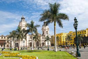 un grand bâtiment avec des palmiers dans un parc dans l'établissement In the heart of Lima, à Lima