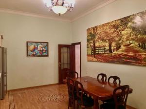 una sala da pranzo con tavolo e un dipinto sul muro di Luxury villa 8 bedrooms a Baku