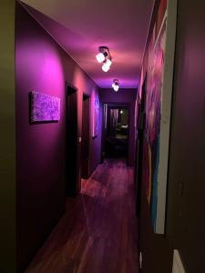 une chambre violette avec un couloir aux murs violets dans l'établissement Luxurious apartment in Reykjavík, à Reykjavik