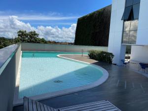 - une piscine sur le côté d'un bâtiment dans l'établissement Hosts BR - Frente Mar c/ cozinha, à Récife