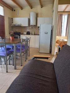 una cucina con tavolo, sedie e frigorifero di RUTA DEL VINO - Complejo Turístico a Coquimbito