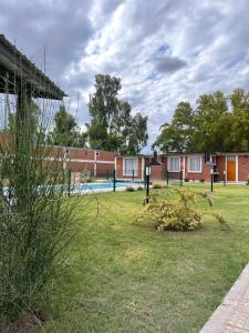 un patio con un edificio y una piscina en RUTA DEL VINO - Complejo Turístico en Coquimbito