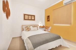 蓬塔卡納的住宿－OASIS Punta Cana Apartment，一间卧室配有一张大床和一张桌子