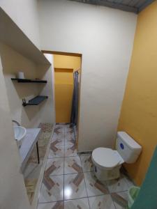 La salle de bains est pourvue de toilettes et d'un lavabo. dans l'établissement Hostal casa 25, à Santa Ana