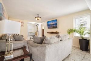 Η κουζίνα ή μικρή κουζίνα στο 5 minutes walk to beach 4BR/2baths