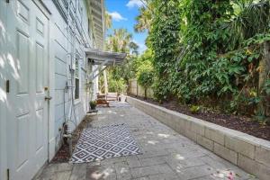 Κήπος έξω από το 5 minutes walk to beach 4BR/2baths
