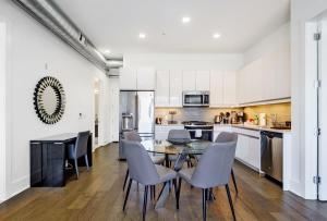 Kuchyň nebo kuchyňský kout v ubytování Dharma Home Suites Hoboken