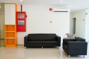 Posezení v ubytování 1 Orange Hotel Sungai Buloh