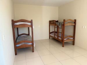 Krevet ili kreveti na sprat u jedinici u okviru objekta Casa no cond Canto de Arembepe