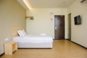 Postel nebo postele na pokoji v ubytování 1 Orange Hotel Sungai Buloh