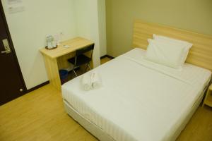 Postel nebo postele na pokoji v ubytování 1 Orange Hotel Sungai Buloh
