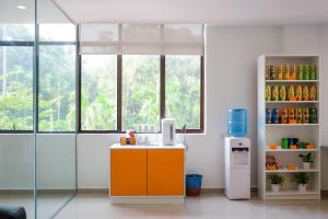 Kuchyň nebo kuchyňský kout v ubytování 1 Orange Hotel Sungai Buloh