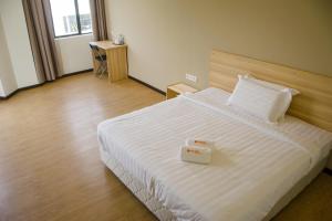 Postel nebo postele na pokoji v ubytování 1 Orange Hotel Sungai Buloh