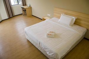 Postel nebo postele na pokoji v ubytování 1 Orange Hotel Sungai Buloh