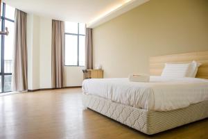 Postel nebo postele na pokoji v ubytování 1 Orange Hotel Sungai Buloh