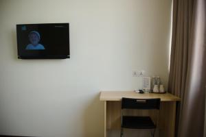 TV a/nebo společenská místnost v ubytování 1 Orange Hotel Sungai Buloh