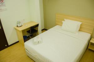 Postel nebo postele na pokoji v ubytování 1 Orange Hotel Sungai Buloh