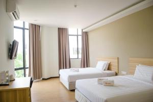 1 Orange Hotel Sungai Buloh tesisinde bir odada yatak veya yataklar