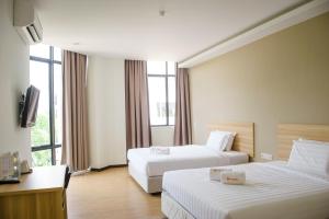 TV a/nebo společenská místnost v ubytování 1 Orange Hotel Sungai Buloh