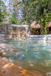 una piscina de agua clara en un complejo en Eco Domos los Jaguares en Puerto Morelos