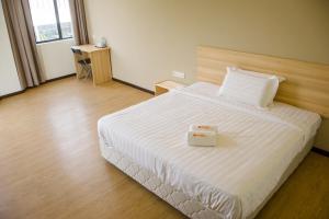 Postel nebo postele na pokoji v ubytování 1 Orange Hotel Sungai Buloh
