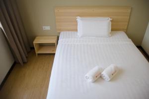 Postel nebo postele na pokoji v ubytování 1 Orange Hotel Sungai Buloh