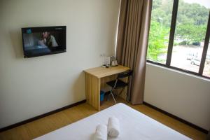 TV a/nebo společenská místnost v ubytování 1 Orange Hotel Sungai Buloh + 37 fotografií