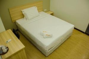 Postel nebo postele na pokoji v ubytování 1 Orange Hotel Sungai Buloh