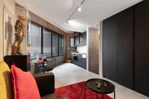 雪梨的住宿－New York style Loft，客厅配有沙发和桌子