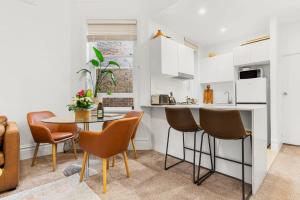 uma cozinha com mesa e cadeiras num quarto em Spacious Boutique Apartment in Beautiful Art Deco Block em Sydney