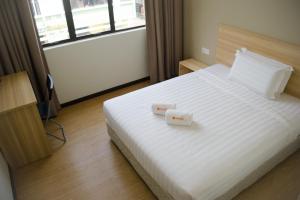 Postel nebo postele na pokoji v ubytování 1 Orange Hotel Sungai Buloh