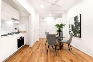 a kitchen and dining room with a table and chairs at Comfy Darlinghurst Retreat in Sydney